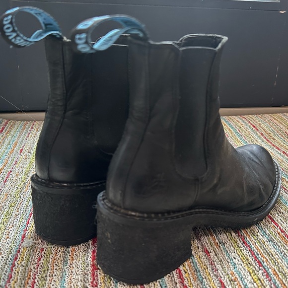 Fluevog EXCELLENT Slacker Nap black crepe-soled pull-on heeled Chelsea boot- 7.5 - Picture 4 of 16